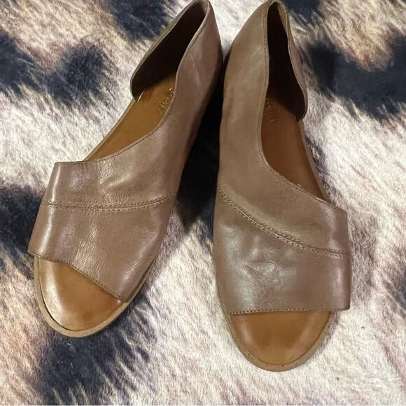 Cynthia Rowley Leather Open Toe Cutout Slip On Sandals Size 6.5 - Picture 1 of 9